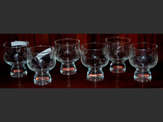 SET OF 6 VINTAGE EMBOSSED GLASS SHERRY GLASSES