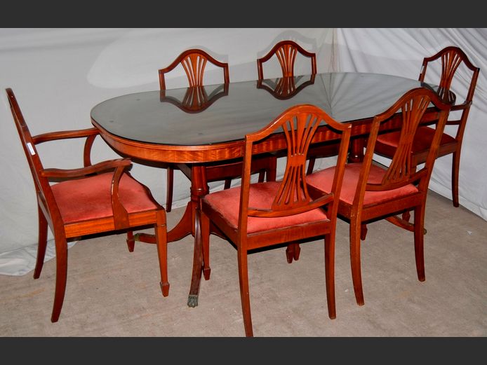 REGENCY STYLE MAHOGANY OVAL GLASS TOP DINING TABLE WITH 4 MATCHING CHAIRS & 2 CARVERS, 182 x 91 x 76cm