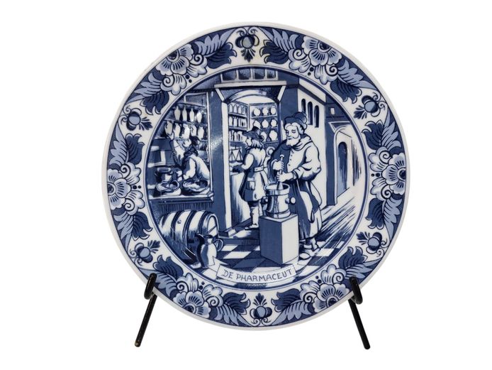 Delft Holland "De Pharmaceut" Traditonal Dutch Decorative Plate