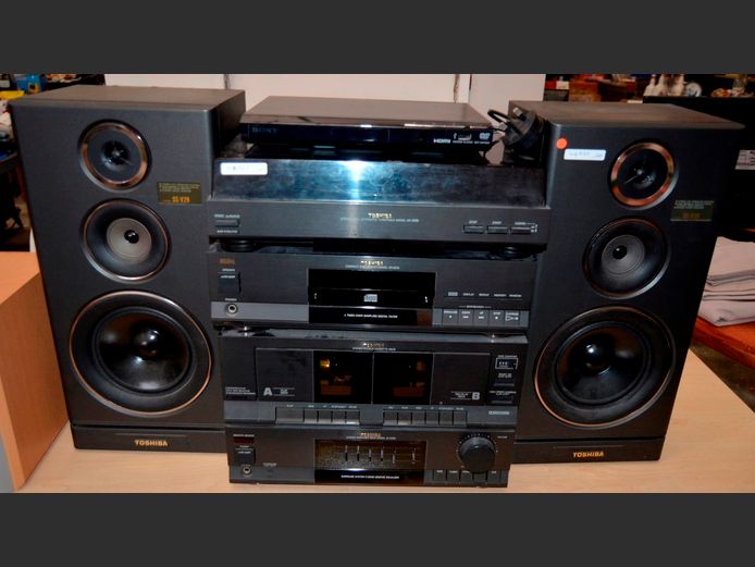 TOSHIBA STACK HI-FI WITH PAIR SPEAKERS & SONY DVD PLAYER [UK Plugs, Switch on]