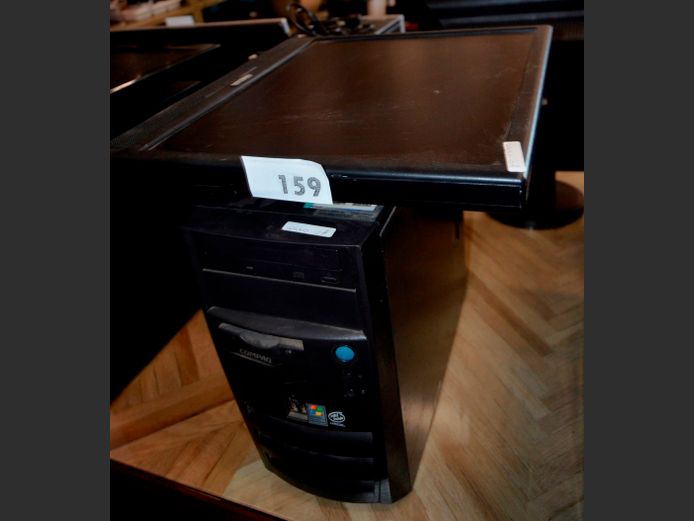 COMPAQ PC & MECER 19" MONITOR [Switch on, monitor cracked]