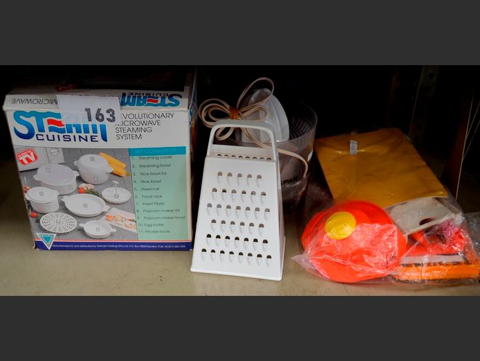 STEAM CUISINE MICROWAVE STEAMER, OUTSPAN ELECTRIC JUICER, etc [Switches on, untested further]