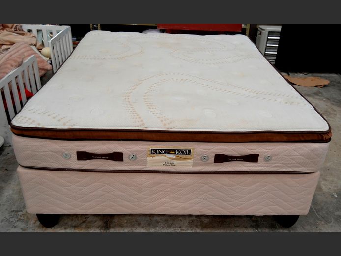 KING KOIL QUEEN SIZE BED BASE & MATTRESS SET