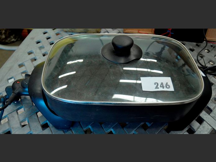 LOT: 2 x ELECTRIC FRYING PANS [Switch on, untested further]