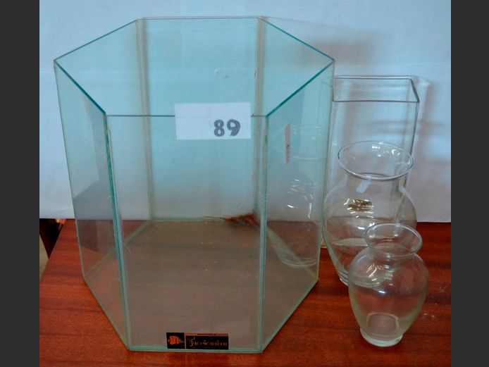 LOT: 3 x GLASS VASES & SMALL OCTAGONAL TERRARIUM / FISH BOWL