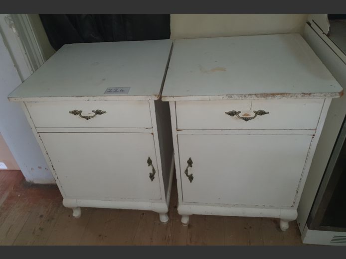 PAIR WHITE PAINTED SINGLE DOOR, SINGLE DRAWER BEDSIDE PEDESTALS ON QUEEN ANNE FEET, 49 x 47 x 67cm