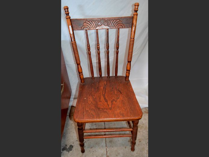 ANTIQUE OAK SPINDLE BACK CHAIR