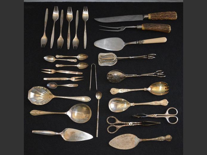 SILVER PLATE: SERVING SPOONS, SANDWICH TONGS, SALAD SERVERS, SET HORN HANDLED CARVING KNIFE & FORK, etc