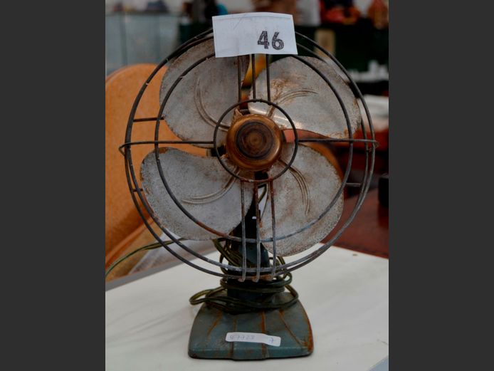 A.C. GILBERT CO. VINTAGE CAST IRON DESK FAN, 28cm High [Switches on, untested further]