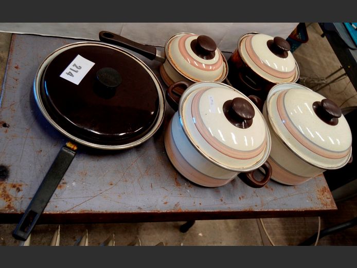 SET OF 4 VINTAGE ENAMEL POTS WITH LIDS & A FRYING PAN WITH LID