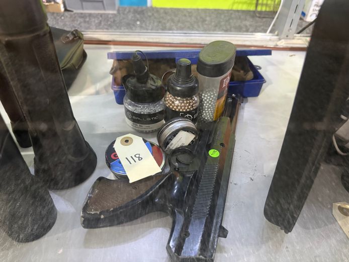 Daisy Pellet Gun With Accessories 