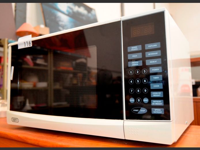 DEFY ELECTRONIC MICROWAVE [Switches on, untested further]