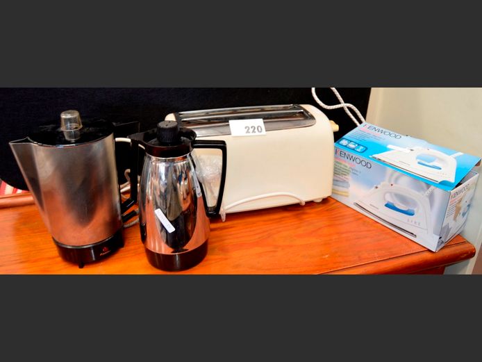 KAMBROOK 4-SLICE TOASTER, KENWOOD IRON, etc [Switch on, untested further] [23,30]