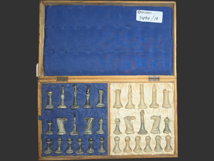 CHESS BOARD WITH CERAMIC PIECES