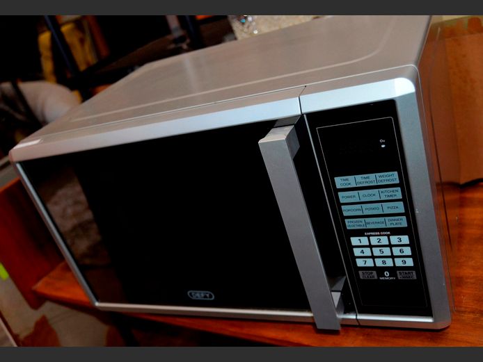 DEFY ELECTRONIC MICROWAVE, 131 x 41 x 72cm [Switches on]