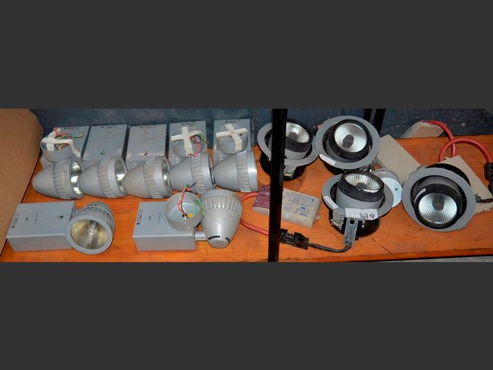 LOT: SPOTLIGHTS WITH BALLASTS [Untested]
