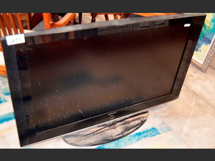 SAMSUNG 46" LCD TV [Switches on, untested further] ### LICENCE PLEASE ###