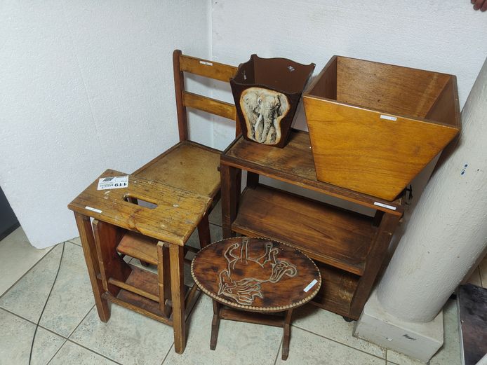 LOR VARIOUS WOODEN TABLES AND CHAIRS