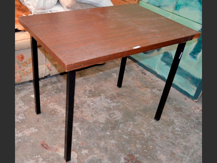 MAHOGANY FOIL TOP & METAL BASE DESK, 92 x 61 x 74cm [Needs edging]