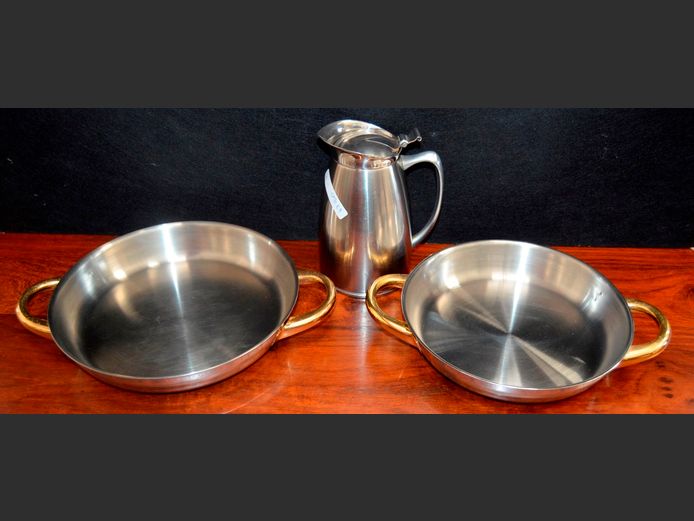 DEMEYERE STAINLESS STEEL & BRASS LOT: 2 x HANDLED PANS, 20cm & 21cm Diameter respectively, & A STAINLESS STEEL GRAVY JUG WITH LID