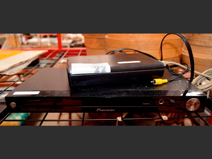 PIONEER DVD PLAYER & AN EXTERNAL HARD DRIVE / MULTIMEDIA PLAYER [Switch on, untested further]