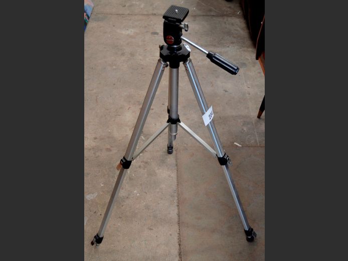 CAMERA TRIPOD