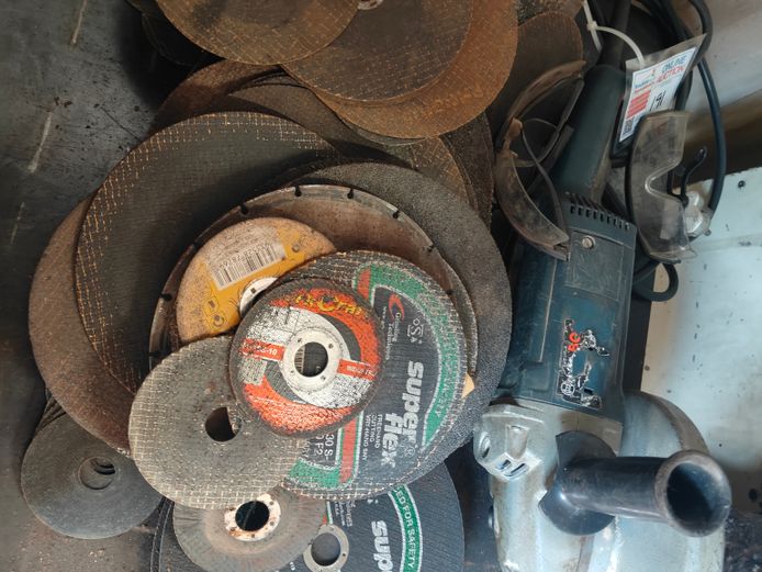 BOSCH GRINDER AND GRINDING DISCS