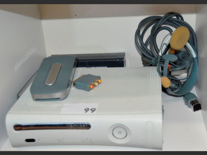 XBOX 360 CONSOLE WITH CABLES [Faulty]