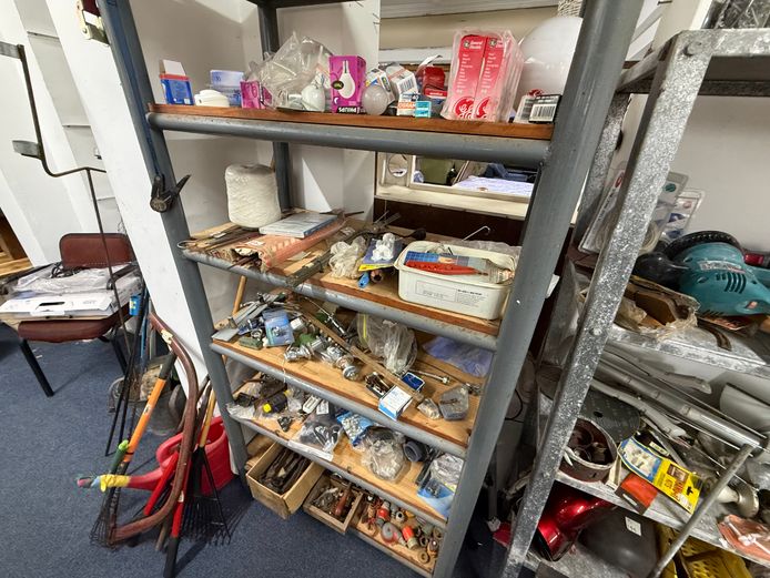 Contents of shelves (Excluding the shelf)