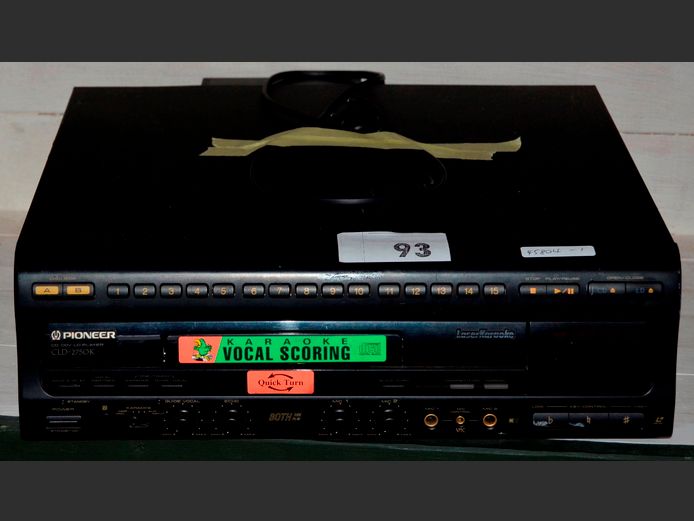 PIONEER CD/CDV/LD LAZER KARAOKE PLAYER [Switches on]