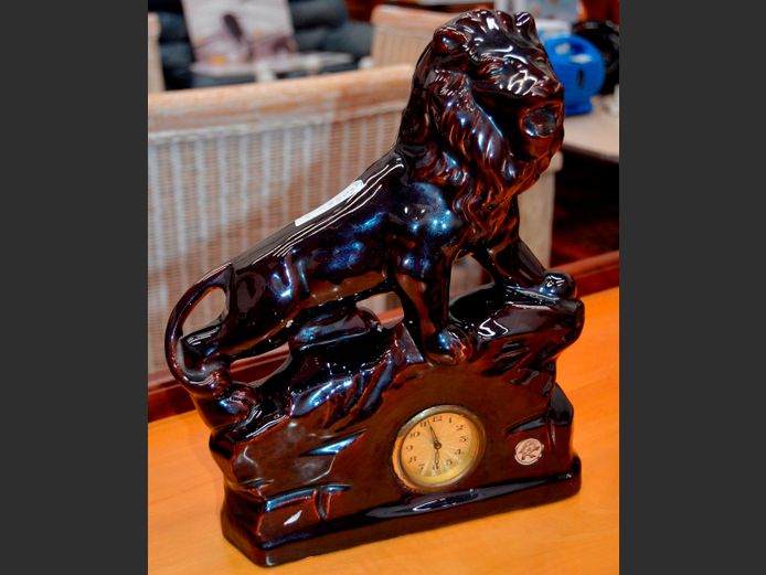 VINTAGE CERAMIC LION MANTLE CLOCK, 27 x 8 x 31cm