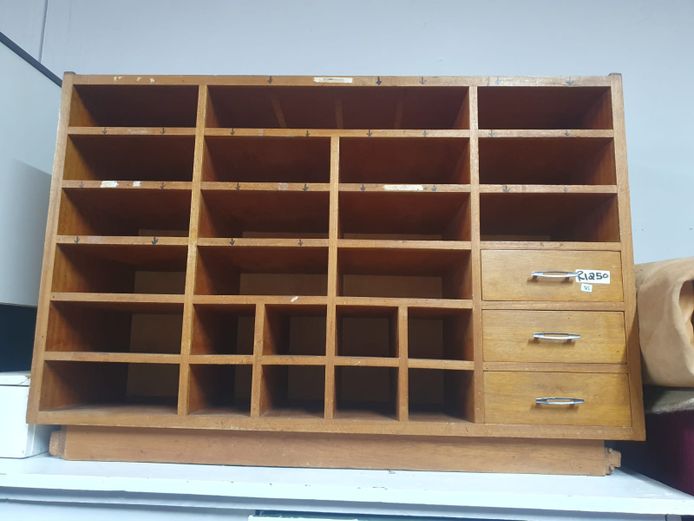 MAHOGANY 3-DRAWER CUBE SHELF, 107 x 37 x 72cm