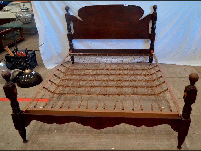 QUEEN SIZE BED WITH HEAD- & FOOTBOARD [No mattress]