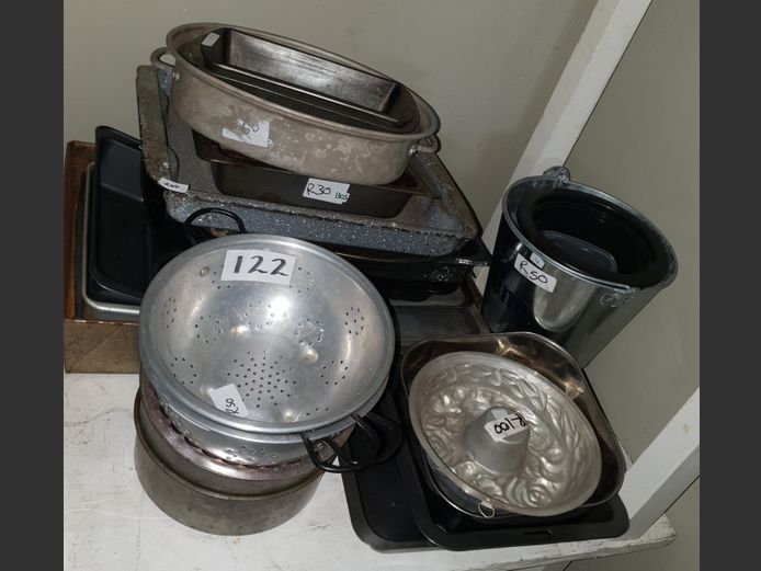 LOT: OVEN TRAYS, COLANDERS, ICE BUCKET, etc