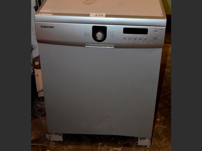 SAMSUNG SILVER DISHWASHER [Switches on, untested further]