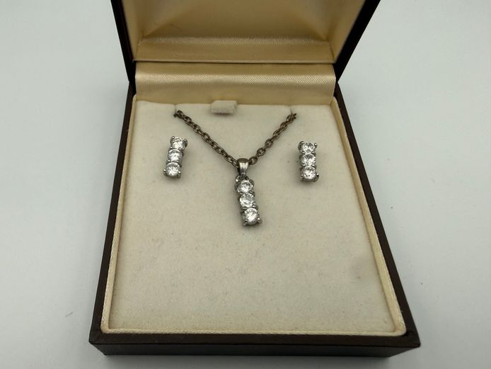 Costume Jewellery - Necklace, pendant and earrings