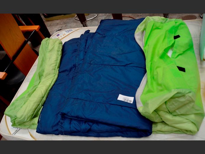LOT: 2 x SLEEPING BAGS