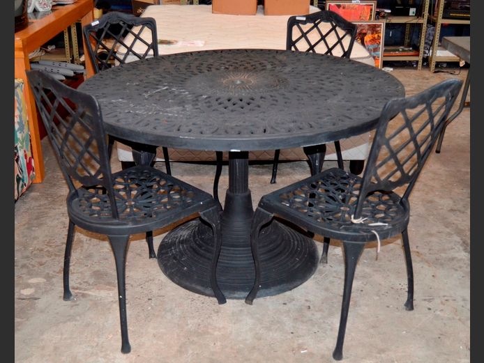 BLACK CAST ALUMINIUM CIRCULAR PATIO TABLE WITH 4 MATCHING CHAIRS, 122cm Diameter x 76cm High [Back rests to chairs need securing]
