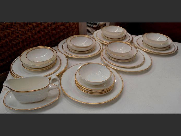 ROYAL DOULTON "GOLD CONCORD" 36-PIECE PART DINNER SERVICE