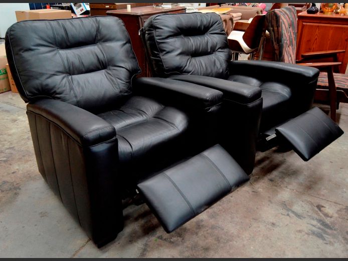 PAIR THOMASVILLE BLACK LEATHER RECLINING ARMCHAIRS