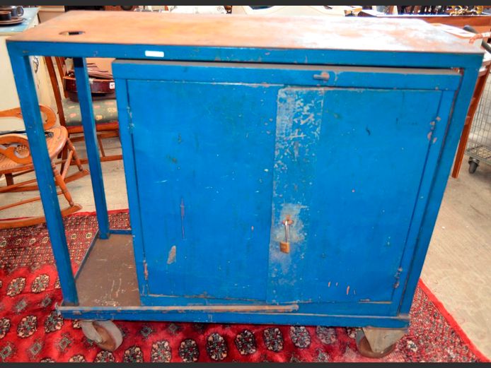 BLUE METAL 2-DOOR TOOL CABINET ON CASTORS, 123 x 50 x 119cm [Rusted]