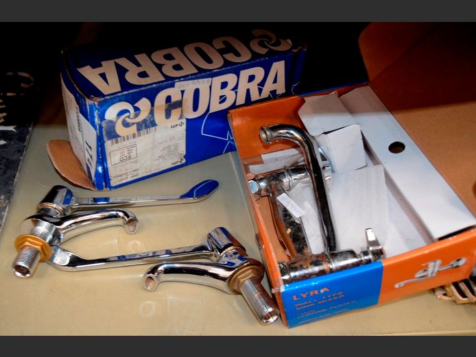 LOT: COBRA TAPS & A LYRA MIXER TAP