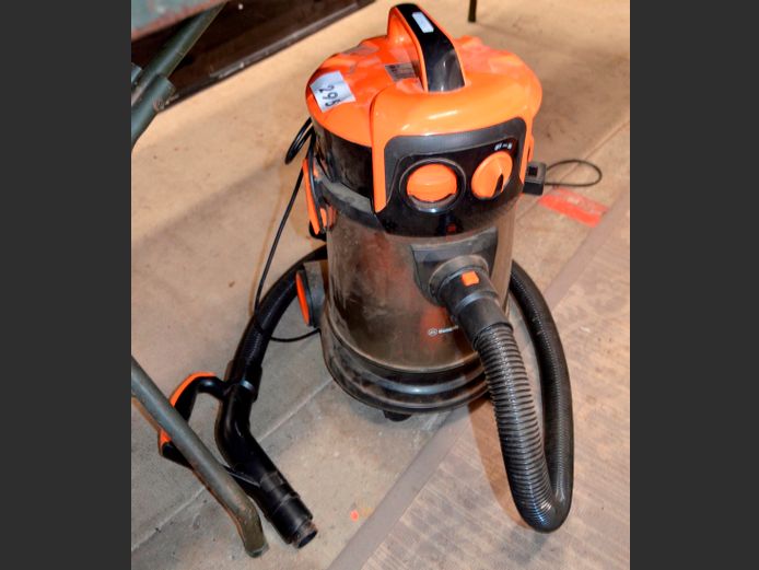 BENNET READ WET & DRY VACUUM CLEANER [Switches on, untested further, no attachments]