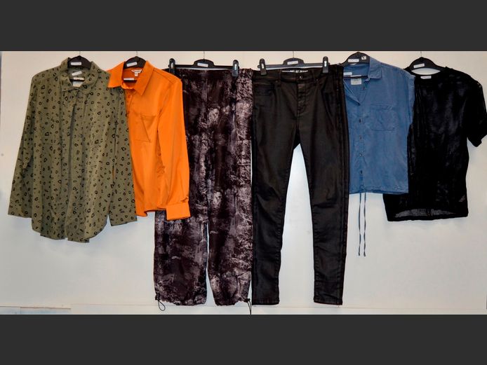 LOT: LADIES & GENTS PANTS & SHIRTS
