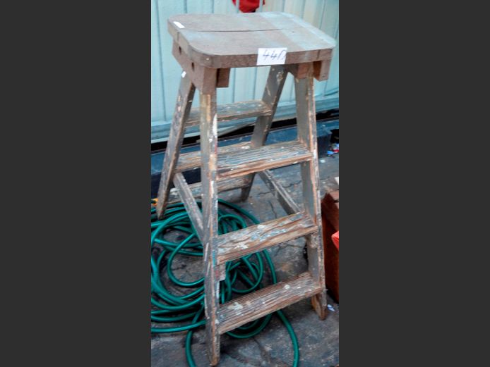 WOODEN 3-STEP LADDER