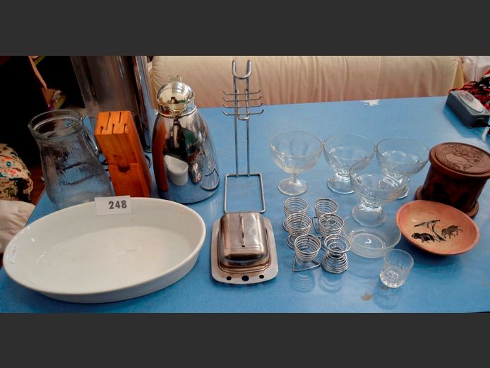 STAINLESS STEEL FLASK, OVAL OVEN DISH, DESSERT BOWLS, etc