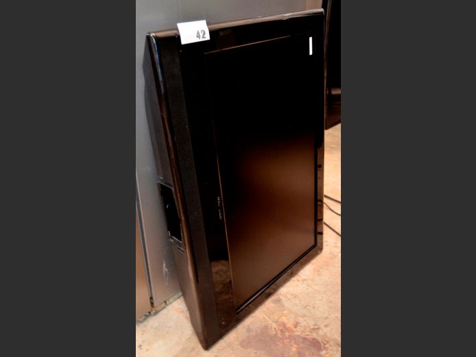 WHARFEDALE 32" LCD TV [Switches on, Screen cracked] ### LICENCE PLEASE ###