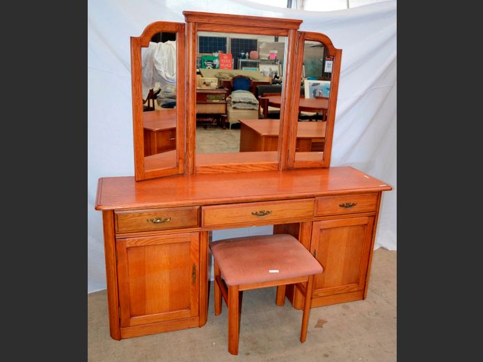 OAK 3-DRAWER, 2-DOOR DRESSING TABLE WITH MIRRORS & STOOL, 160 x 46 x 165cm