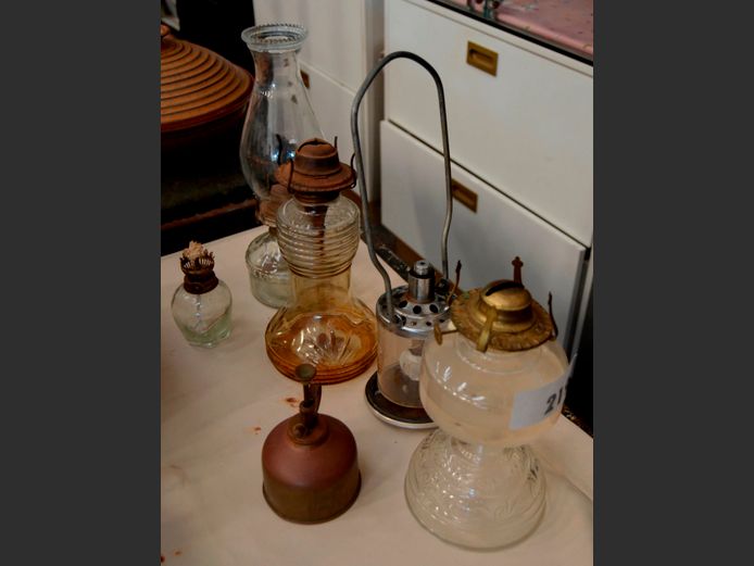 LOT: VINTAGE OIL LAMPS, etc