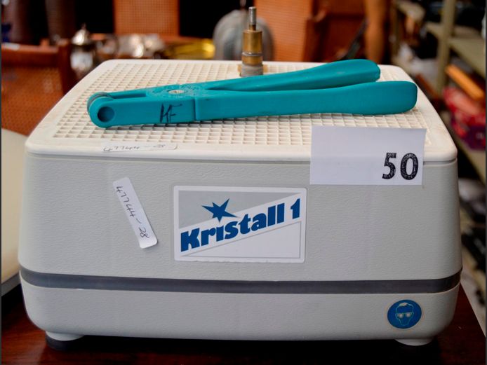 GLASS ON GEMSTONE BENCH TOP GRINDER [Switches on, untested further]